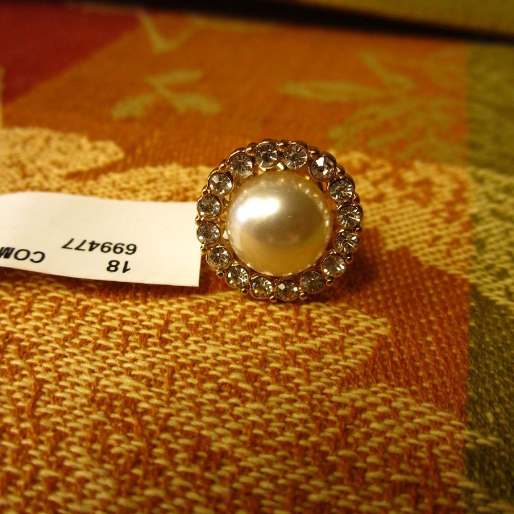 NWT Lapel Pearl & Rhinestone pin